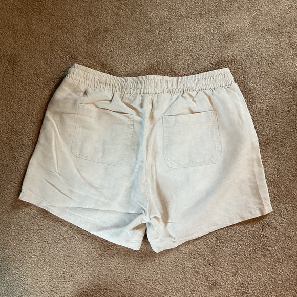 Amazon Essentials Women's Tan Cargo Shorts - Picture 6 of 6